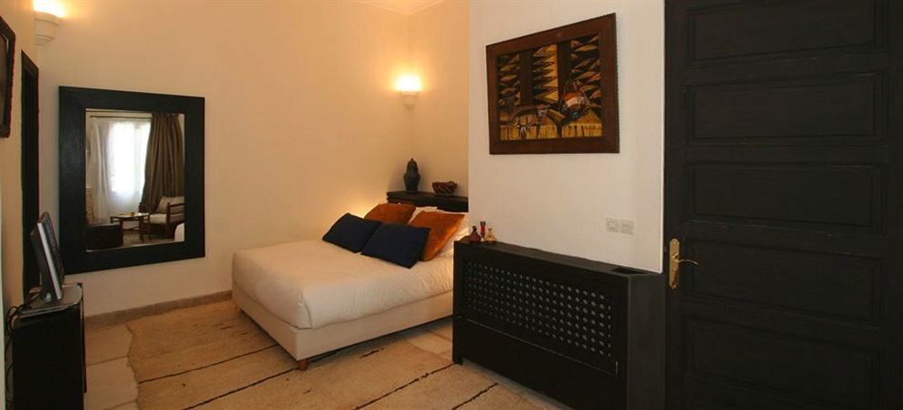 Riad Palais Calipau Marrakesch Exterior foto A bedroom in a Moroccan riad